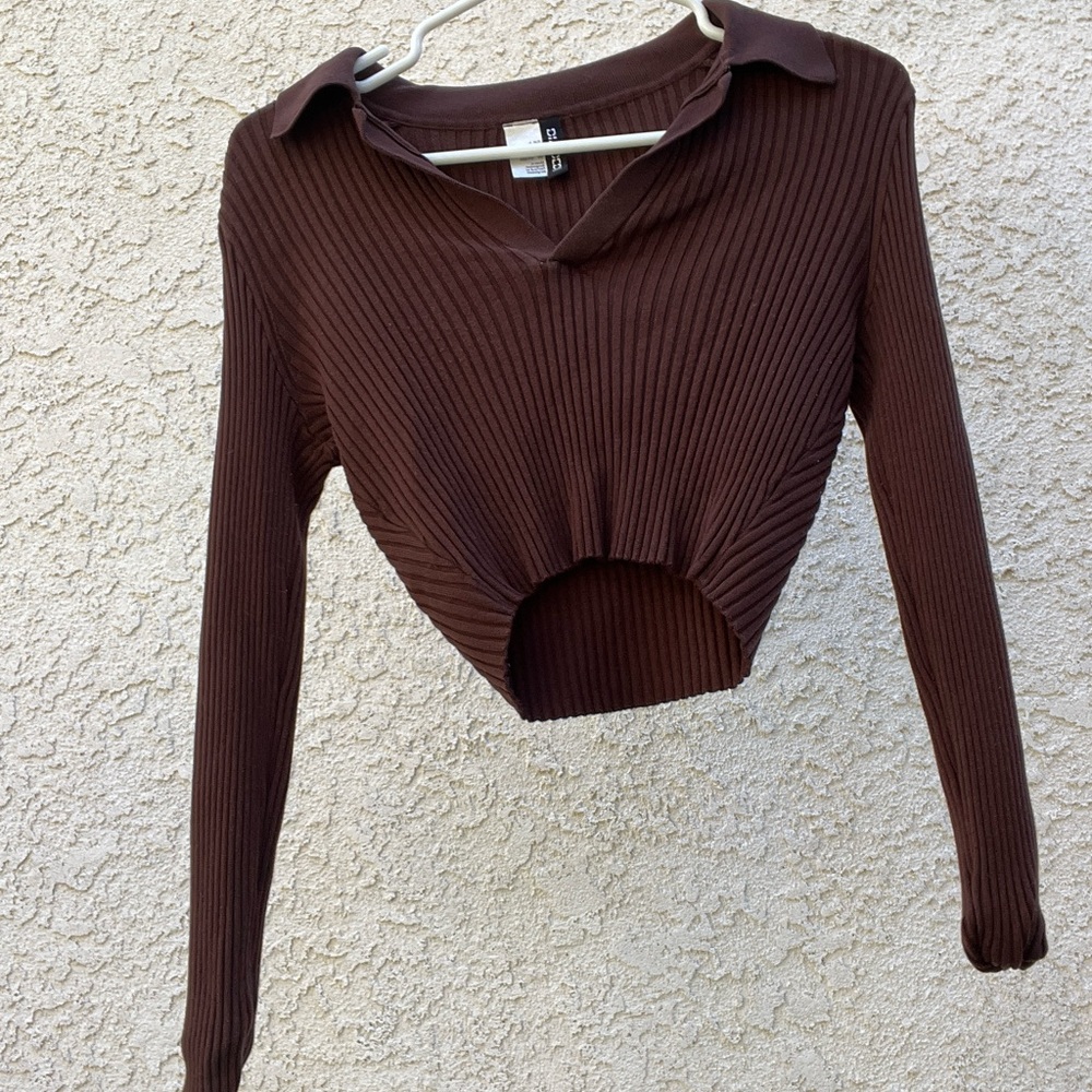 Brown long sleeve fitted sweater. Crop top with collar